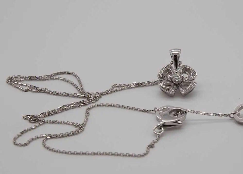 Anhänger und Kette: Weißgoldfarbener Halsschmuck Kette Fiorever von Bulgari gebraucht kaufen